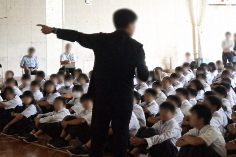 東松山市立北中学校の全校講演で、生徒たちに語りかける講師