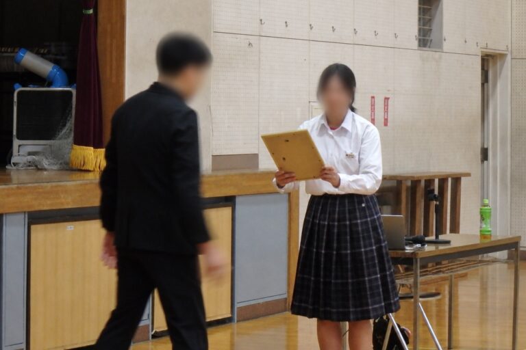 生徒代表がお礼の言葉を読み上げる様子