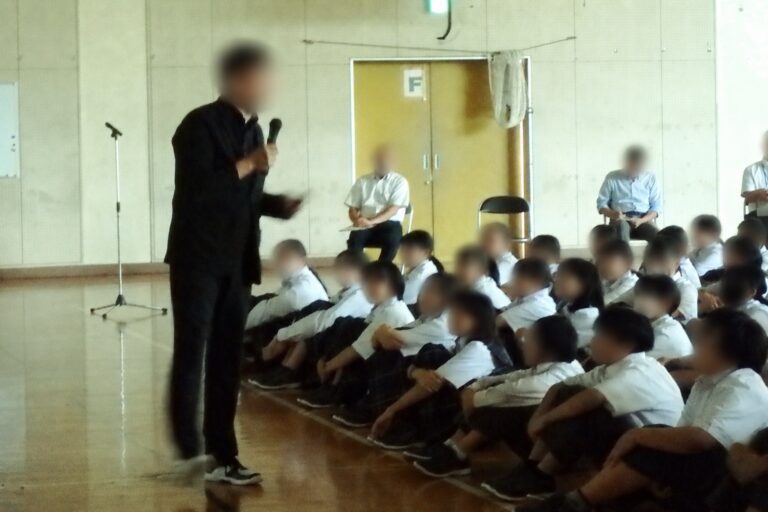 全校生徒に向けて金融リテラシーと情報モラルを語る講師