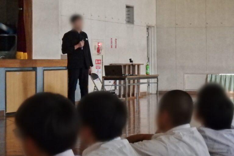 講演に集中して聴き入る北中学校の生徒たち