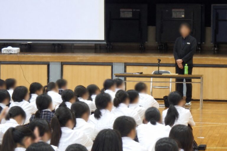 体育館で全校生徒を対象に行われた講演の全体の様子