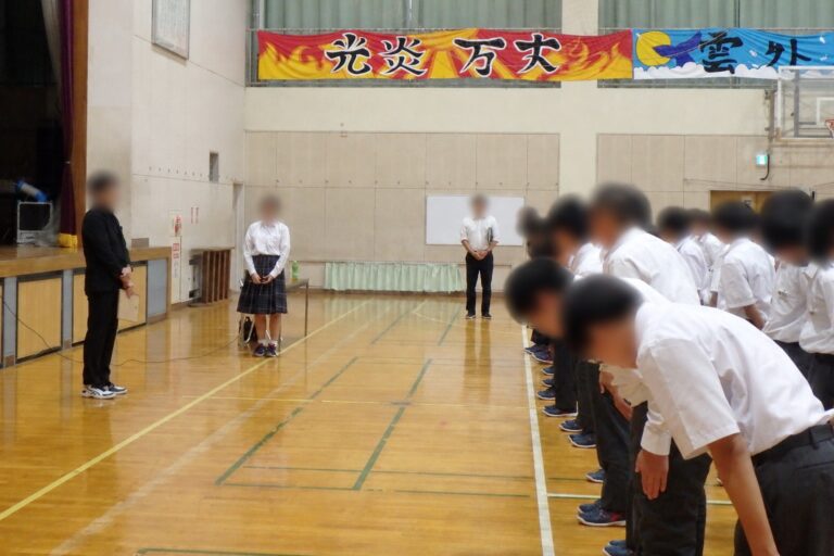 講演後、生徒たちがお辞儀で感謝を伝える様子