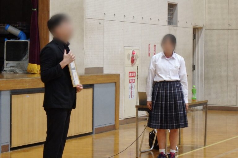生徒代表から感謝状を受け取る講師